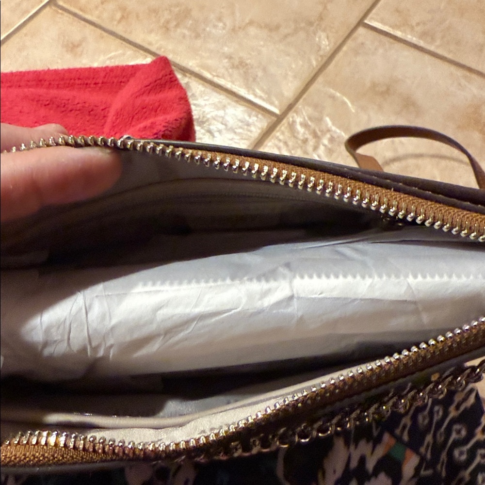 DKNY Bryant Park Demi Bag - Picture 4 of 6